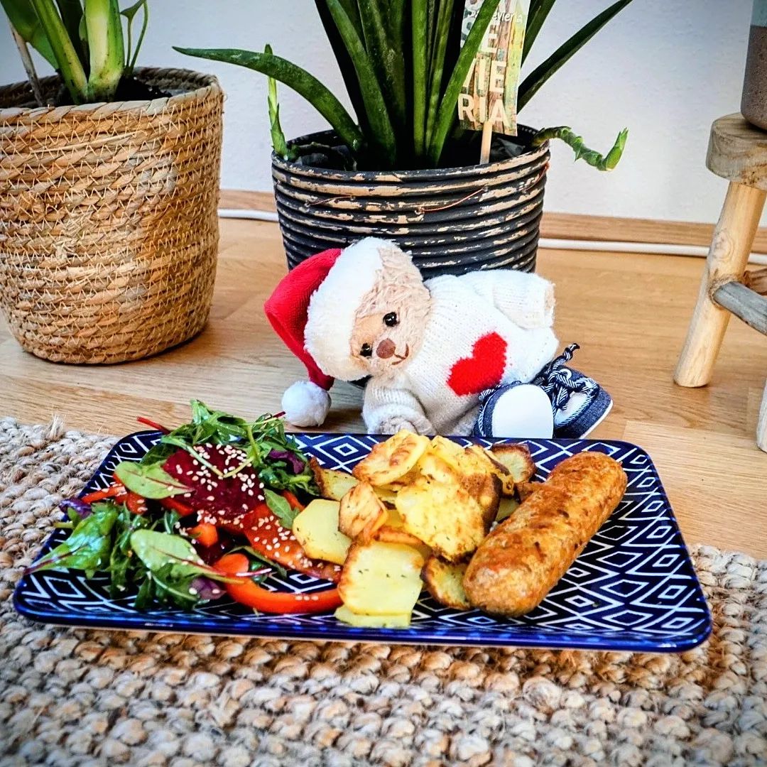 Colorful salad, beetroot & red pepper with home-made dressing made from apple sweetener, mustard & tahini + baked potatoes with herbs and @beyondmeat sausage 😋
Are u taking part in @weareveganuary? 
#Veganuary
#veganuary2022
#veganuaryrecipes 
#veganuaryrecipe 
#veganplushies 
#vegansalad #rawvegan
#vegansalads #fleischlos  #vegandeutschland #deutschlandistvegan