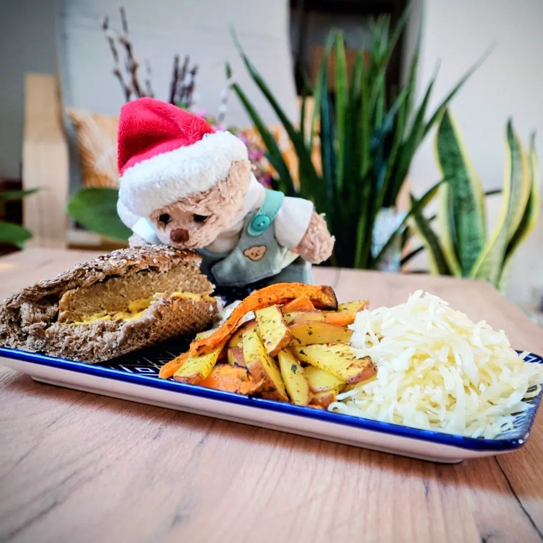 Vegan patties with bread, baked potatoes and sweet potatoes with herbs and sauerkraut ❤ #peacebeginsonyourplate 
#PlushiesTryVegan
#veganfoodies #vegansandwich
#bubithebear #fleischlos #veganpatties #vegandeutschland #veganplushieclub #deutschlandistvegan 
#vegansofgermany #veganessen 
#veganplushies